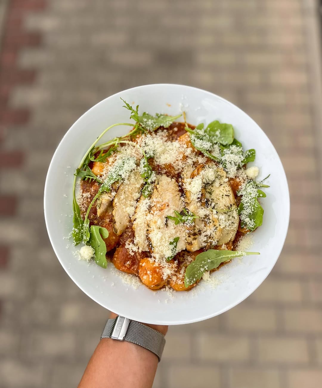 Gnocchi s kuřecím masem a rukolou